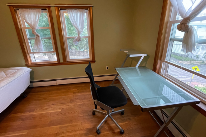 2F_A_2 - furnished clean rooms Porter Square 8-min walk parking House