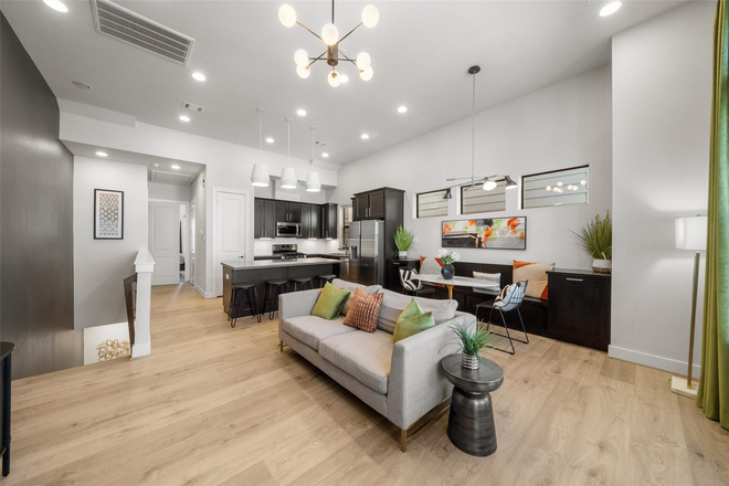 Living Room - Gated 3 bedroom Townhome ideally Situated off Bayou & 288, HEB and Medical Center!