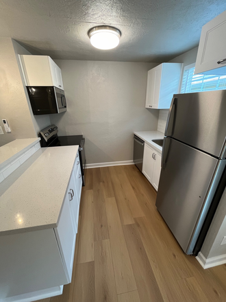 Kitchen with quartz countertops and stainless steel appliances - Recently remodeled 704 sq ft Montrose Garage Apartment