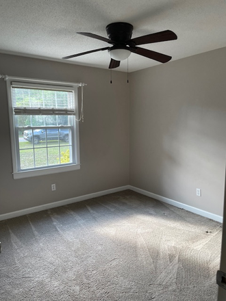 Bedroom - Updated 4 bdrm 3 bath house right next to UNCW for a short walk to school