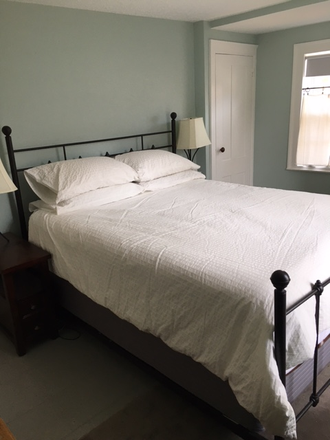 Queen Sterns and Foster mattress - <10min walk=BC Law & shuttle/No fee/Flex start/Sunny, cozy & quiet. Util/laundry included. Pkg avail Apartments