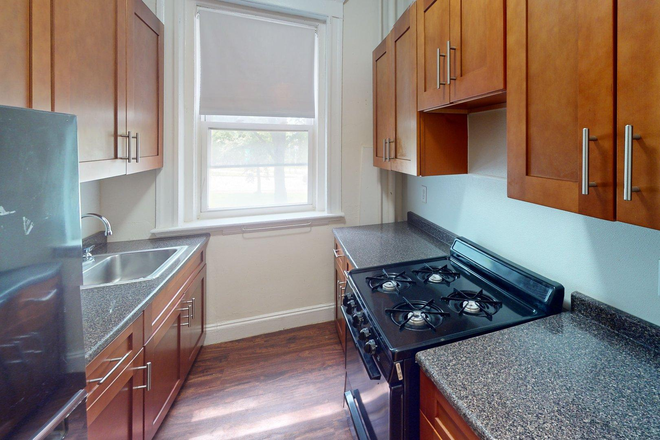 Hub Realty - Sunny parkview studio with renovated kitchen, in prime location Apartments