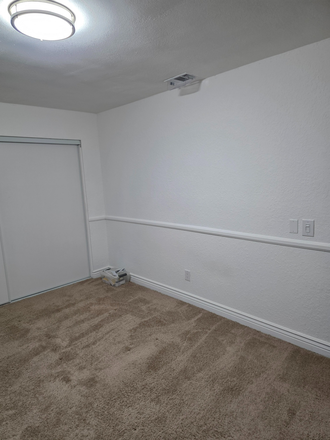 ROOM #`1 UPSTAIRS - 2 PRIVATE ROOMS WITH SHARE BATHROOM $850/MONTH ALL INCLUDED House