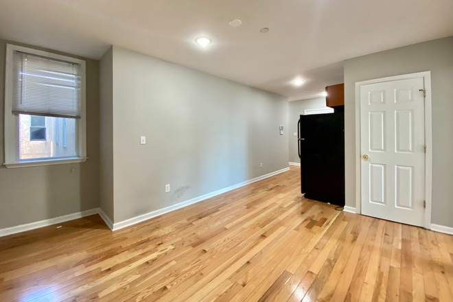 Living room - 1411 N 15th St #2B Townhome