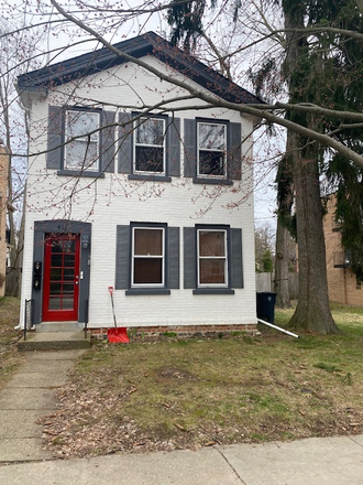 Front of house - True Old West Side light filled 1 bedroom on large park-like lot: Avail 8/15 Apartments