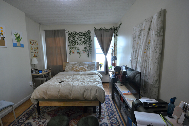 Bedroom - Large 4 Bed Available 9/1/25! *CONTACT NOAH 603-470-8181 Apartments