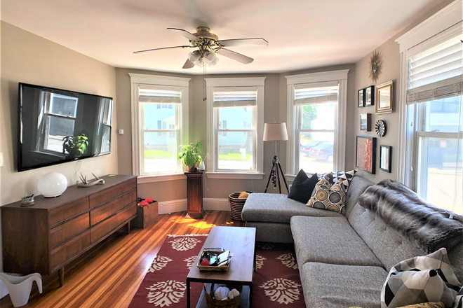 LIVING - 2 BED WITH IN UNIT LAUNDRY AND PARKING! Apartments