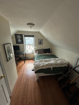 Bedroom - Spring semester sublet - with off street parking - Flexible rent Duplex