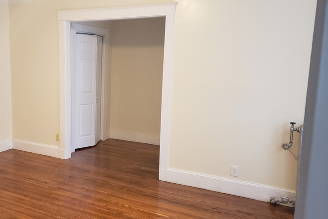 living room - Sunny Brighton studio for 6/1 - NO FEE! Apartments