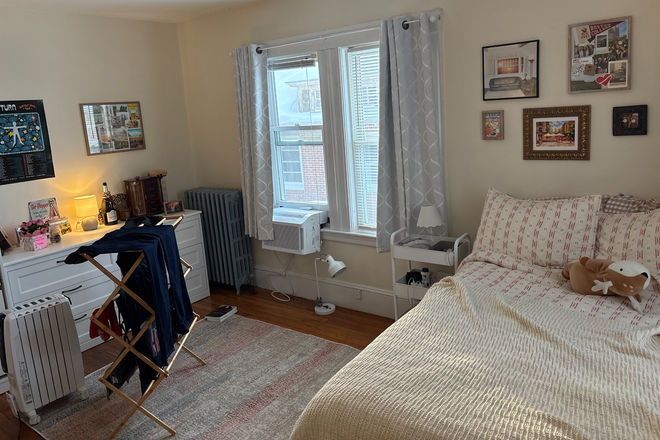 Bedroom - LARGE SINGLE BEDROOM -- 40 Kirkwood Rd -- 5 bedroom house, yard and porch -- undergrad girls!