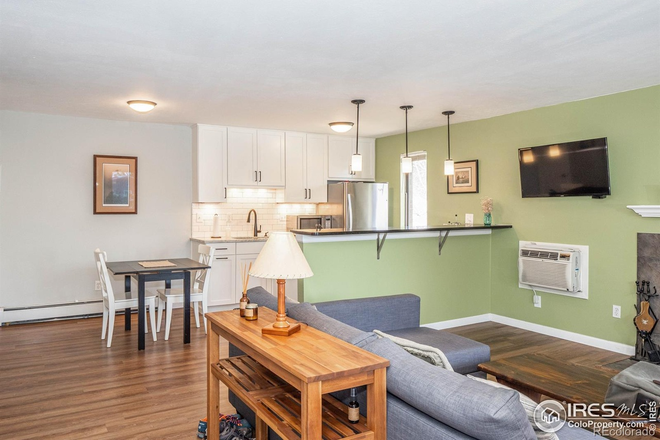 living room - Looking for 1 roommate. 2 bed 2 bath. $2300 + utilities. Apartments