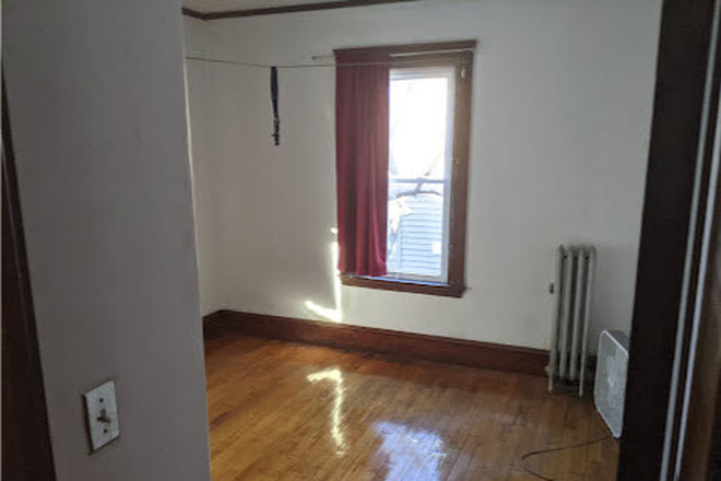 bedroom - Two 6-room apartments available in a 3-decker on a quiet side street, 1 mile to Harvard Square