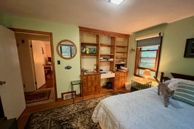 bedroom (Wildflower Room) - Lovely 2 bedroom home in Amherst on tree-lined street