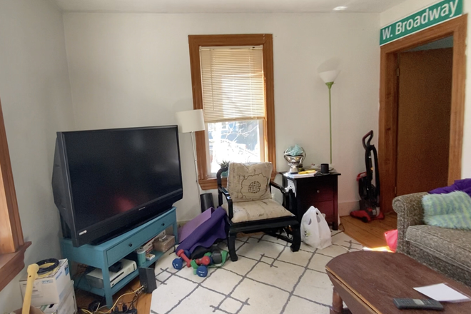 Living room - **NO BROKERS FEE!!** 4 Bed/1 Bath w/ LAUNDRY IN UNIT! Avail. 9/1/26!! Apartments