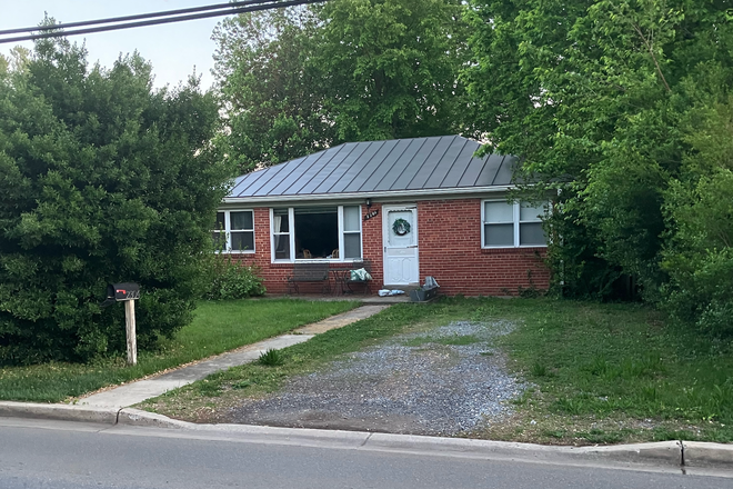 Front of house. street view. 2 car side-by-side parking - 2 BR Single Family Home - Linden