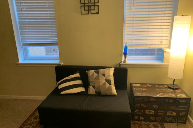 bedroom (layout with furniture) - Queen Village 1 bedroom Trinity with loft