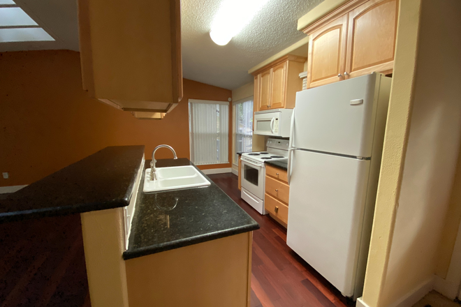 2 - ROOM FOR RENT: 624 MARINE ST Condo