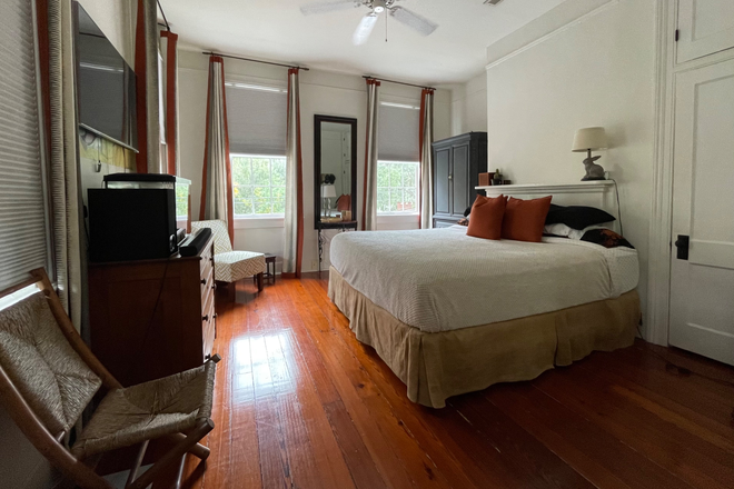 Bedroom - 182B Ashley Avenue 2nd floor home-directly across the street from MUSC campus - walk to school/work