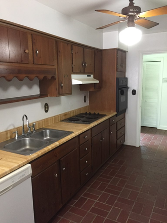 kitchen - Charming 3bed, 2bath home close to campus and shuttle route