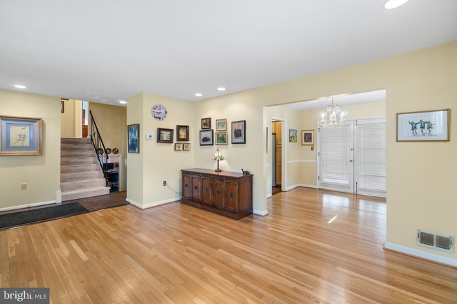 Living room - 5B/3B large house next to campus, 3 minute walk to UMD bus stop, 10-minute bike to Stamp