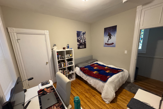 Bedroom - Summer (May - August) Sublet -- 1 Bedroom in a 4-Bedroom Apartment