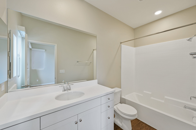 Bath - Alturas Rental Townhomes (UCI UHill)