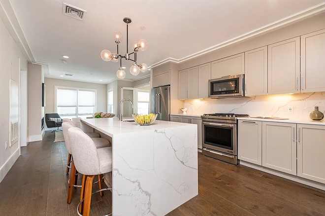 - - 2.5 Bed / 2 Bath w/ Parking – Near HBS & Boston Landing