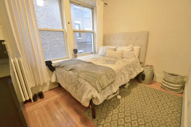 the bedroom available - Affordable Room — Student Friendly Apartments