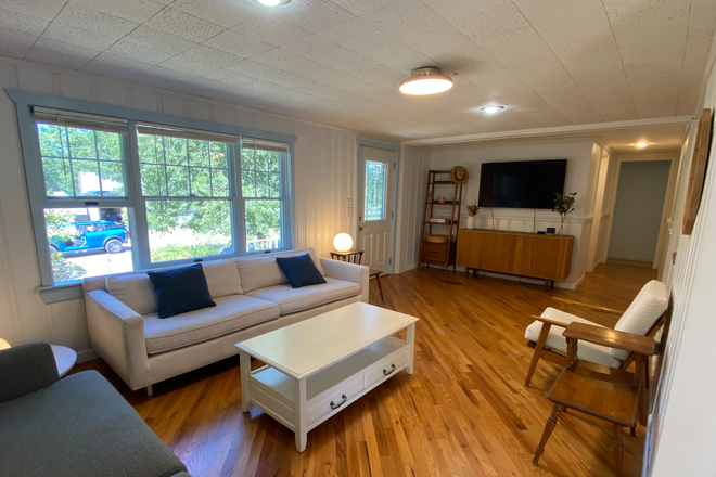 Living Room and entrance - 4 BR charming ranch house - furnished - close to beach - NO FEE - No Individual Rooms/group only