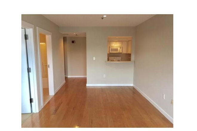 living room - Wonderful Unit with  2 beds, 2 baths, AC, Laundry on Each floor