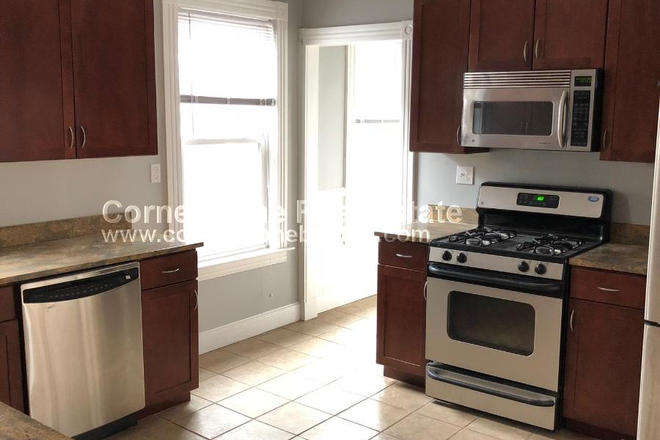 Kitchen - Huge 4 Bedroom, Renovated Kitchen, Close  To Med School, 2 Full Bath