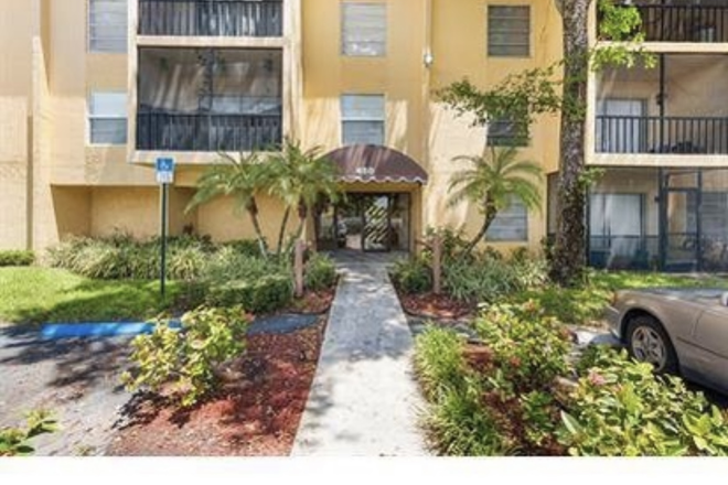 Outside street view - Comfortable Suite in Spacious 2-Bedroom Apartment, right across FAU