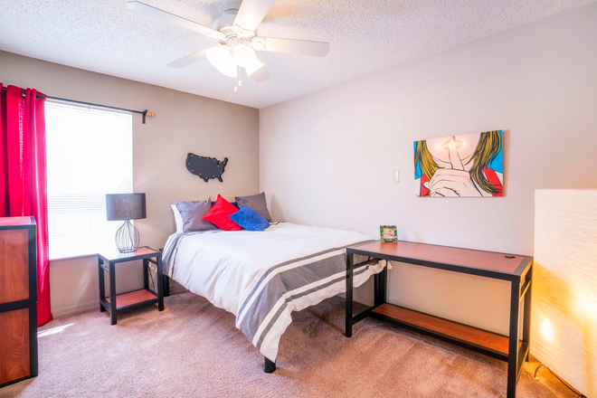 bed room stock image - Knights Circle 4x4 Summer Relet Apartments