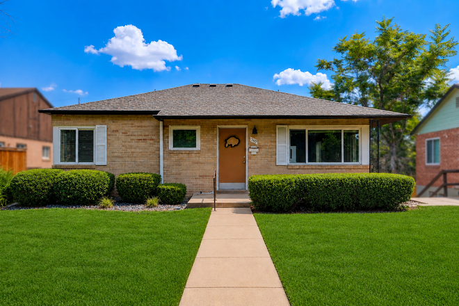 Front - 4 Bed / 4 Bath Remodeled close to campus off street parking