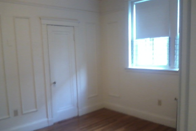 hubrealtyproperties.com - Large one bedroom in stately building, on Chiswick Rd T stop green line Apartments