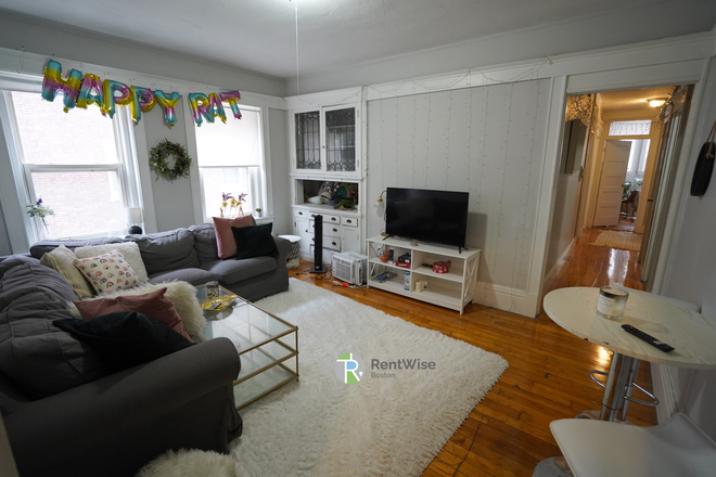 5 - $3,650 – Jamaica Plain 3BD | HHW Included | Near Forest Hills MBTA | No Broker Fee – Avail JULY