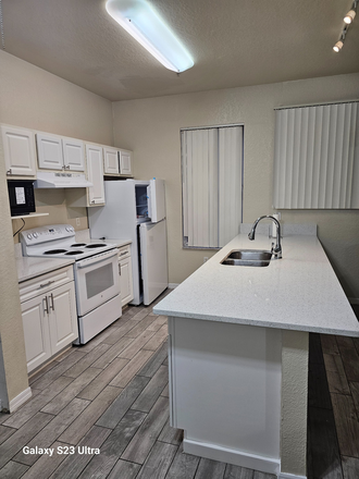 Kitchen - 4 bed/4.5 bath directly across from USF on 50th