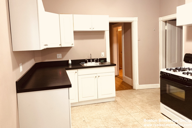 kitchen - Stunning 3  bedroom /Laundry in Apartments Unit/ Deck