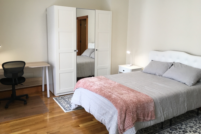 Middle Bed - Minutes to Harvard Campus! Roommates Wanted.  No Fees, Safe, Clean, Easy Access to Train/Bus Apartments