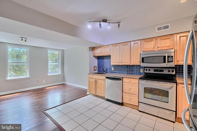 Kitchen - 3 Beautiful Private Rooms for Rent Townhome