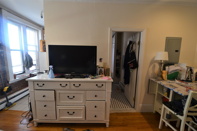 Studio Apartment at 409 Marlborough St. - No Broker's Fee!! Avail 9/1 - Incredibly SPACIOUS Cozy, Gorgeous Studio on Marlborough St.!!