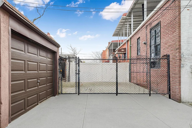 Fenced in backyard - Furnished 2BR & 4BR Rental Options in East Brooklyn | Flexible Lease Terms + Utilities Included Townhome