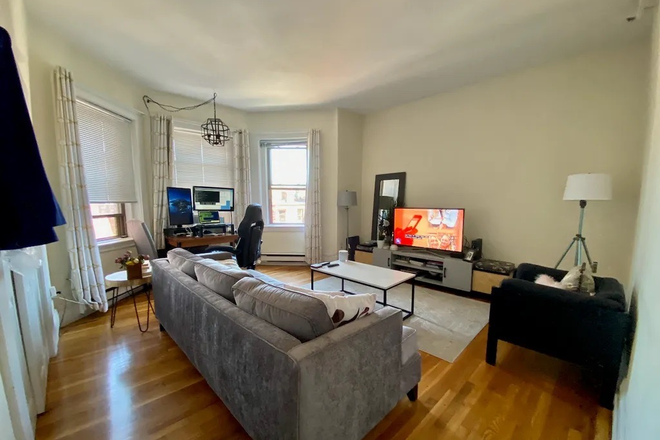 - - NO Broker Fee!! Right Close to Campus! 2 bed w/ Laundry in Building Apartments