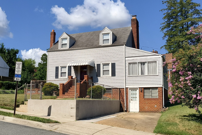 Exterior Front Entrance View 1 - Bright & Charming 3BR/2BA Cape Cod Near UMD – Available Immediately