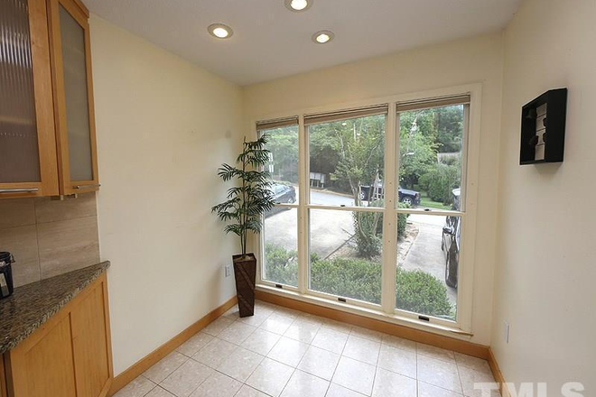 Bright, airy eat-in kitchen - 3 bed/2 bath Townhome apt Located 1.5 miles from UNC & .5 Mile from Morgan Creek walking/bike path.