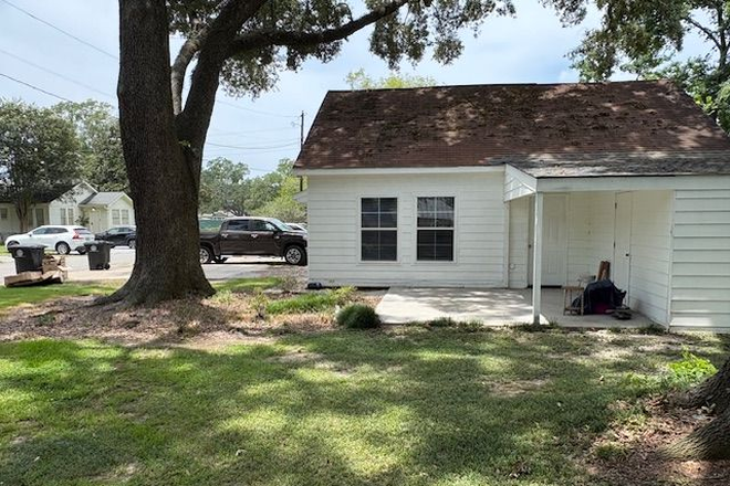 Outside side view - Cottage close to campus/Lakes
