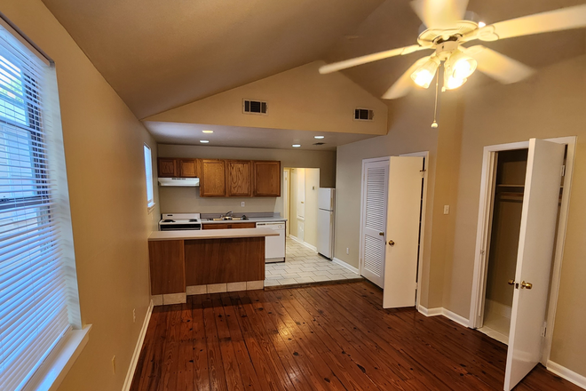 Living Room - One Bedroom perfect for the school year Apartments
