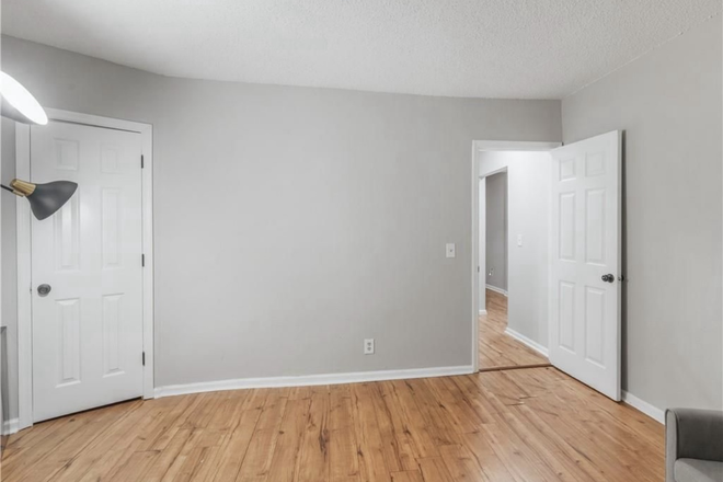 bedroom (currently empty) - Room close to Emory campus Condo