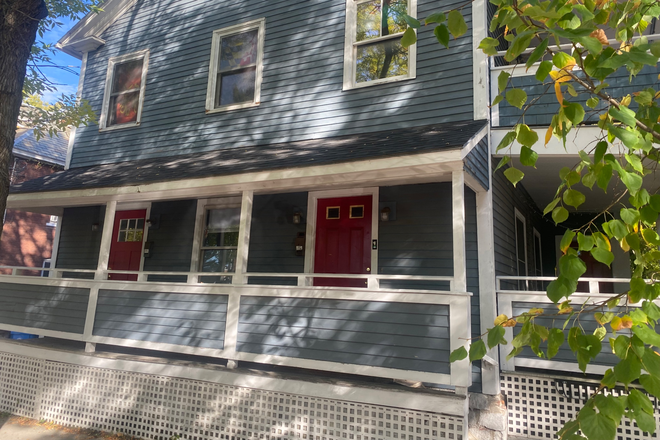 building front - Centrally located 3 bed - ALL UTILITIES INCLUDED except electric