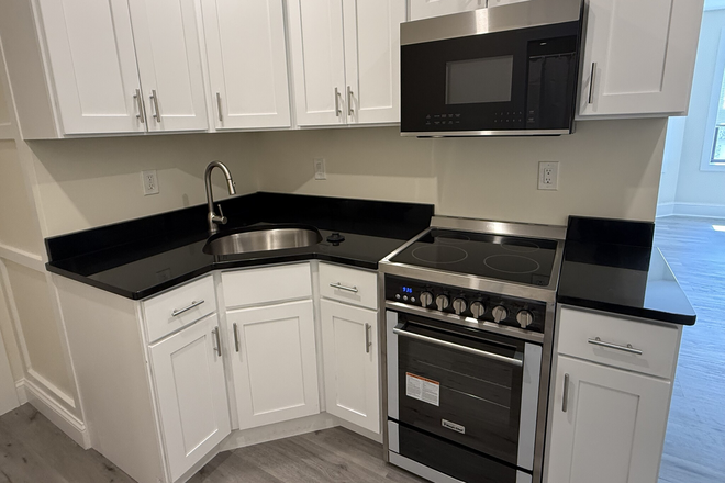 Kitchen - Beautifully Renovated 1 Split (2 Bed) Close to Campus!! *Half Month Security* Apartments